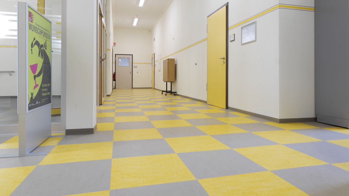 Schliebenschule Zittau Gang mit Schachbrettmuster-Boden – Forbo Linoleum Modular